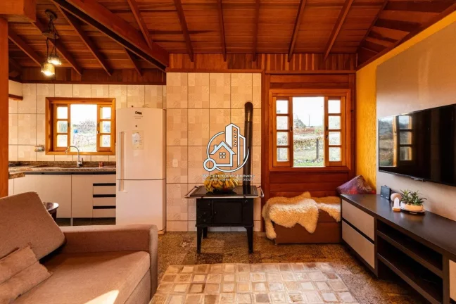 Imagem Casa de Madeira em Garapeira | 200m² | 2 Quartos (1 Suíte) | Terreno 3.561m² | Condomínio Fechad...