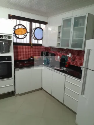 Imagem Imperdível Casa à Venda em Itaipu, Niterói-RJ: 2 Quartos, 1 Suíte, 1 Sala, 3 Banheiros, 5 Vagas e 90m² de Área!