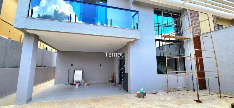 Imagem Sobrado de alto padrão, 4 suites plenas, uma com closet, piscina e área gourmet, no bairro Setor Jaó, em Goiânia-GO