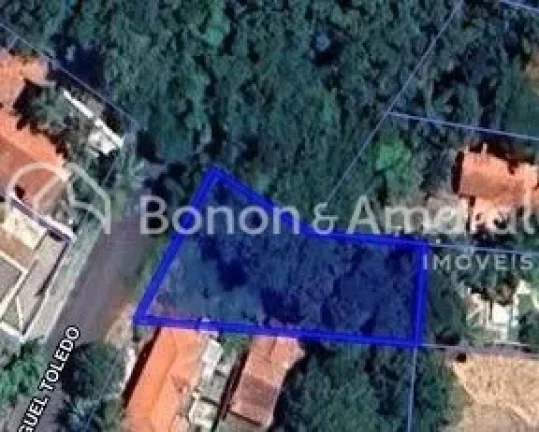 Imagem O lote tem 618 m² em declive, localizado ao lado da mata, garantindo contato direto com a natureza,...