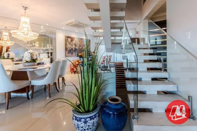 Imagem Sobrado de 454,00 m², 3 suítes,4 vagas e piscina.