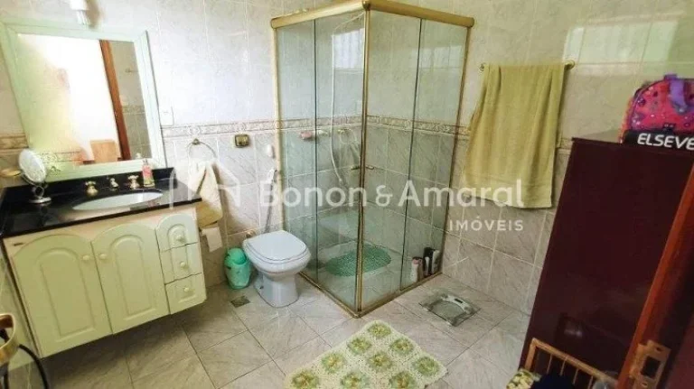 Imagem Casa com vista panorâmica para bosque, construída em rua tranquila sem saída. Na área social, en...