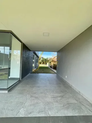 Imagem Casa térrea em condomínio fechado com 04 suites