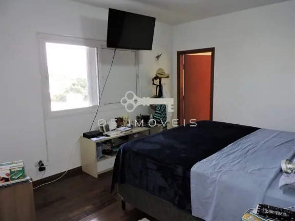 Imagem Casa no Condomínio Golf Village, repleta de comodidades e design elegante.