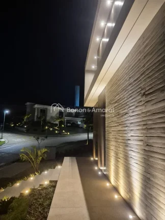 Imagem A casa no Residencial Jatibela oferece um design sofisticado e espaços amplos. No andar superior, e...