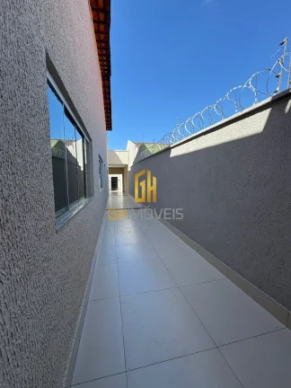 Imagem GH1935

A casa possui:

- 4 quartos (2 suite);
- 1 banheiro social;
- Sala; 
- Cozinha; 
- Área de ...