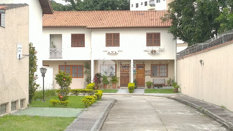 Imagem Sobrado à venda, 118m² com 2 suítes, 2 vagas em condomínio fechado com vaga para visitantes em rua sem saída - Conjunto Residencial Santa Terezinha