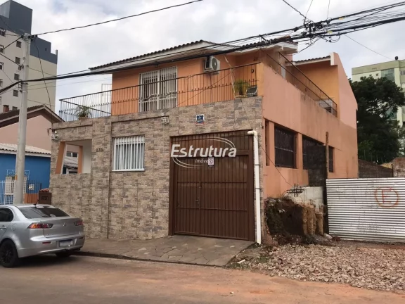 Sobrado com localização central e pátio amplo