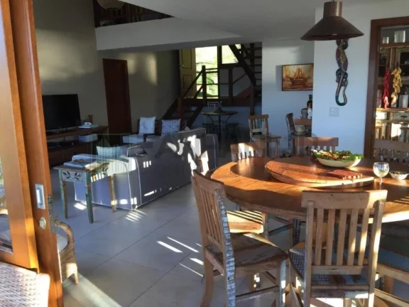 Imagem Venha se encantar com esta deslumbrante casa localizada no exclusivo Condomínio Yacamim, em Ilhabela, que oferece uma vista espetacular para o mar. E