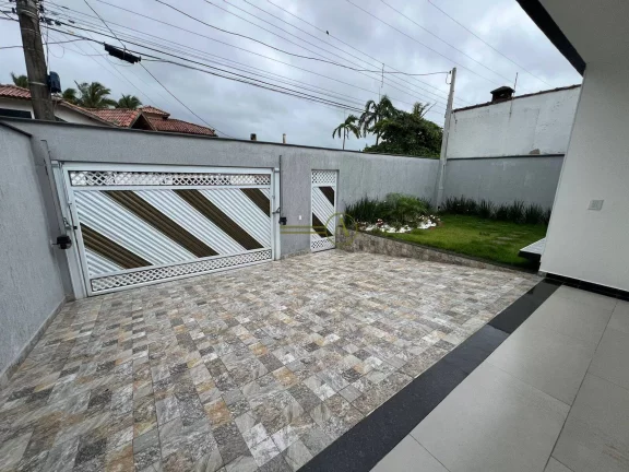 Imagem Casa novíssima térrea, 100 metros da praia, piscina e lavabo