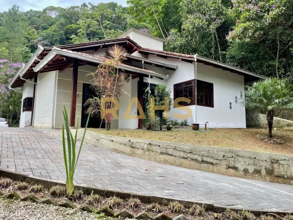 Excelente Casa com 1 suíte mais 3 quartos no bairro de Pirabeiraba em Joinville por R$890.000,00. T...