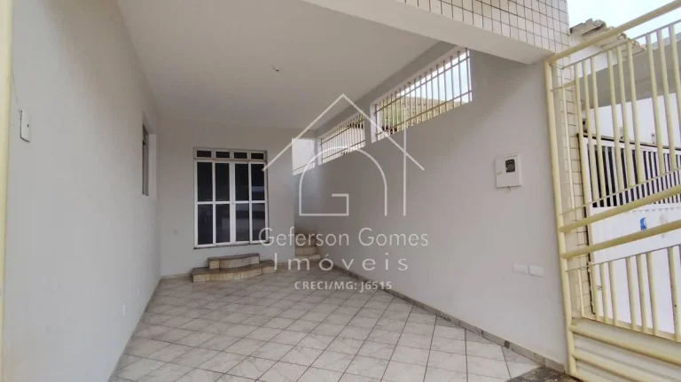 Imagem Casa à venda - Com 03 Quartos - Centro - Mantena - MG