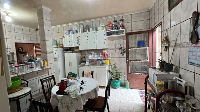 Imagem Espaçosa casa à venda no bairro Fabrício, Uberaba - 6 dormitórios e amplo quintal!