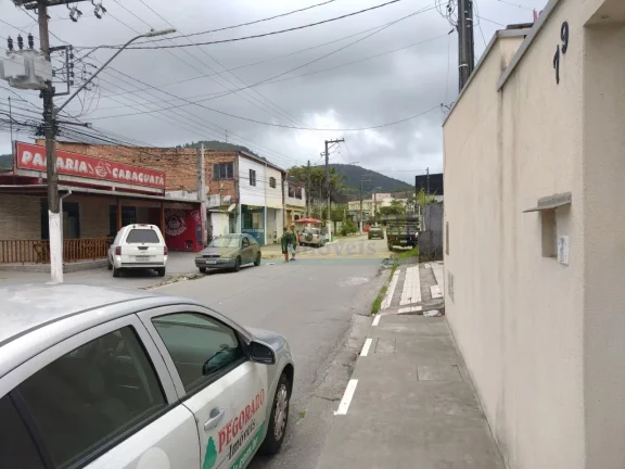 Imagem Imperdível oportunidade de adquirir casa comercial de 2 quartos, 2 salas, 2 banheiros e 5 vagas de garagem em Caraguatatuba-SP.
