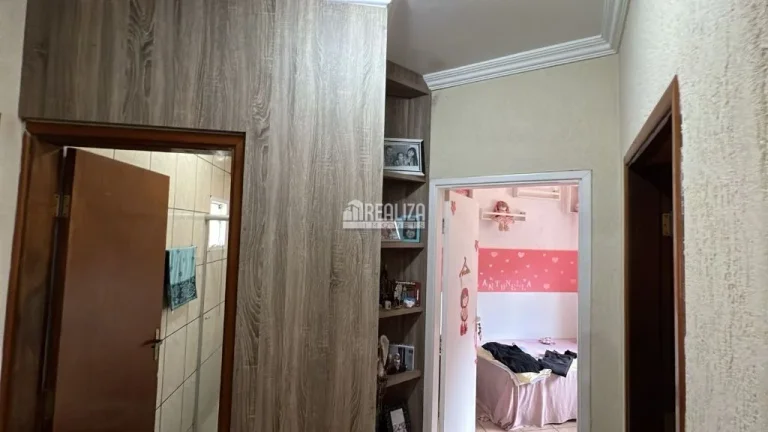 Imagem Casa à venda no Fabrício, Uberaba: 3 dormitórios, churrasqueira e móveis planejados.