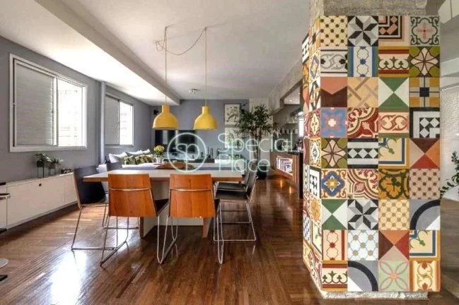 Imagem Cobertura reformadíssima com 155m² em Perdizes. Primeiro piso - sala para dois ambientes com sacad...
