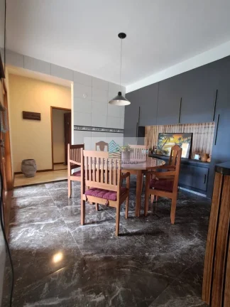 Imagem Imperdível: Casa à venda em Itatiaia-RJ, 5 quartos, 2 suítes, 1 sala, 5 banheiros, 4 vagas, 373,64m² de área. Confira já!