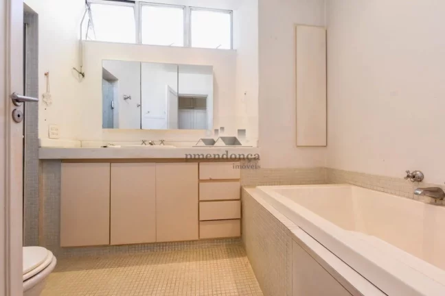 Imagem Apartamento 3 quartos, 1 suite, 2 vagas, 274 m2 varanda, para modernizar