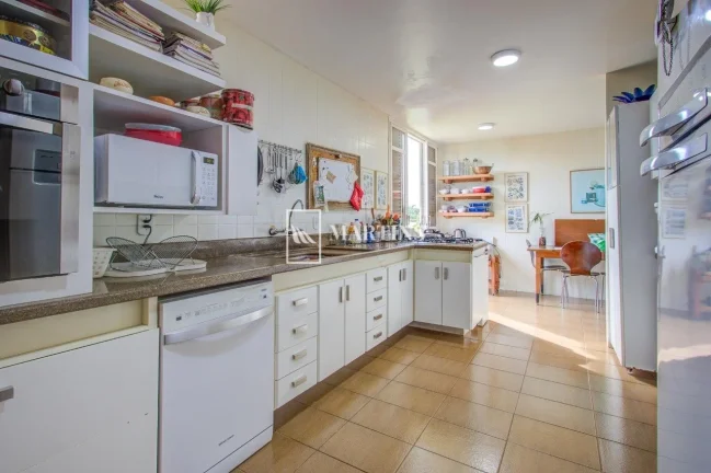 Imagem Excelente oportunidade para adquirir uma casa no Laogo Sul, em Brasília. Localizada na QL 4 Conjunt...
