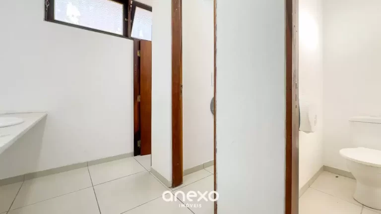 Imagem Casa comercial ampla para locação em Blumenau – 246m², 6 salas e vagas de garagem