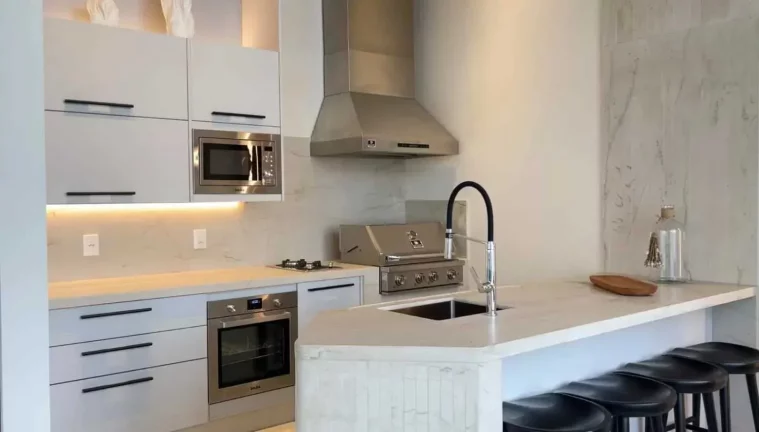 Imagem Apartamento sem mobilia com 3 dormitórios sendo 3 suítes e 3 vagas de garagem em Balneário Camboriú