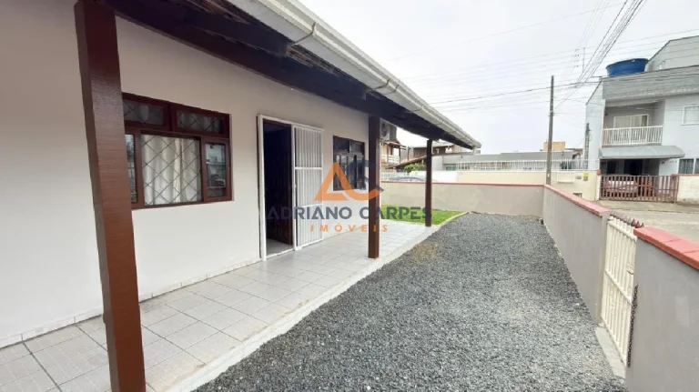Imagem Casa com 3 dormitórios, Averbada, garagem para 2 carros e quintal gramado a 700m do mar, na Praia de Gravatá em Navegantes - Adriano Carpes imóveis vende