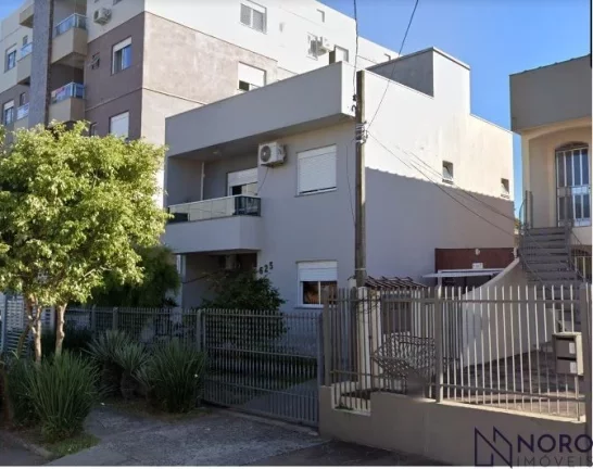 Casa de 3 Dormitórios sendo 2 Suítes, vaga para 2 carros com pátio.