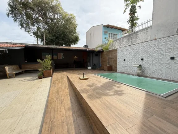 Imagem Sobrado a 120m do mar, com piscina, na Praia de São Miguel, em Penha. Conforto e estilo para sua família. Venda pela Adriano Carpes Imóveis.