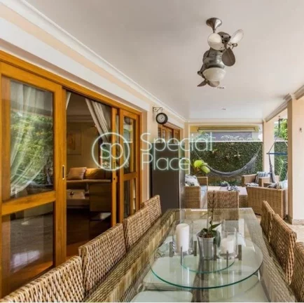 Imagem Clean e espaçosa.! Sala Estar voltada para Jardim com Piscina e Churrasqueira. 5 Dormitórios, send...