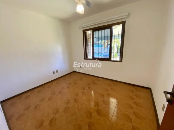 Imagem Encantadora Residência de 180m² em Camobi: 3 Quartos, Suíte com Closet, Área Gou