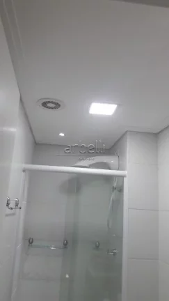 Imagem Apartamento com 33 M², 1 banheiro com box em vidro e gabinete no lavatório, 1 dormitório, cozinha...