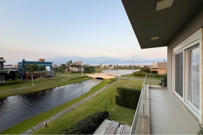 Imagem Casa de condomínio à venda em Xangri-Lá, Centro, com 4 quartos, 368m²