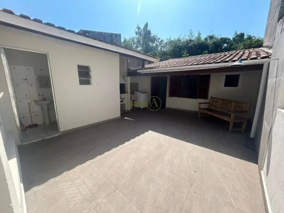 Imagem Casa à 200m do mar no centro de Peruíbe por apenas 500mil