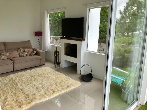 Imagem Luxuosa Casa de Alto Padrão no Jardim Panorâmico, Garopaba-SC: Conforto e Sofisticação!