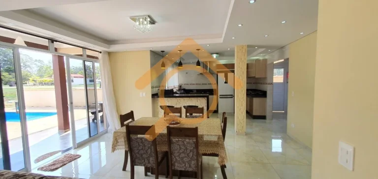 Imagem Casa em Condomínio de Luxo em Águas de Santa Bárbara-SP: 3 Quartos, Suíte, 2 Salas, 3 Banheiros, 4 Vagas, 220m².