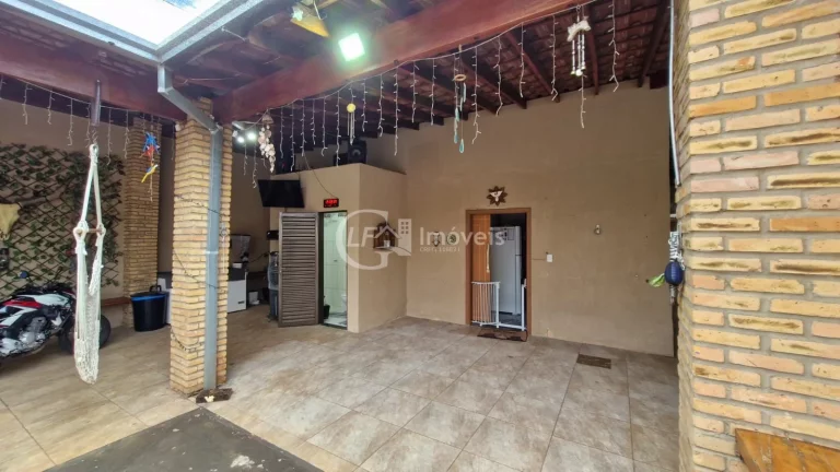 Imagem Você busca um imóvel que une conforto, espaço e potencial de investimento, essa casa no bairro Santo Antônio é a escolha ideal.