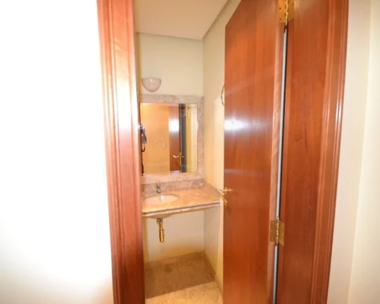 Imagem Apartamento com piso de madeira e armários! Amplo living para 2 ambientes, terraço, lavabo, 4 dorm...