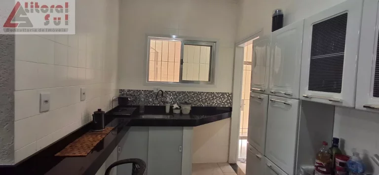 Imagem Casa à venda em Praia Grande-SP, bairro Vilamar, 2 quartos, 1 suíte, 1 sala, 2 banheiros, 95m². Confira já!