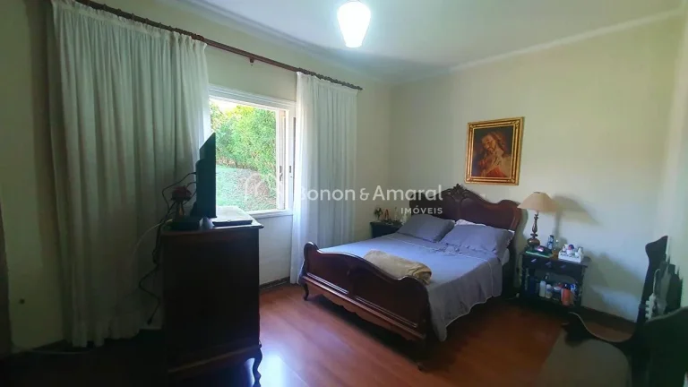 Imagem Casa térrea no San Conrado, em área de preservação ambiental, localizada em frente à praça e e...
