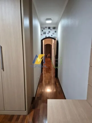 Imagem Sobrado à Venda com 300m², 3 dormitórios, 1 suíte, 2 salas e 7 vagas!!!