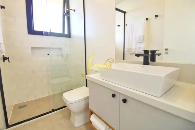 Imagem Belíssima Sobrado no Condomínio Enseada! Estilo Contemporâneo, composto por 05 suítes com sacada