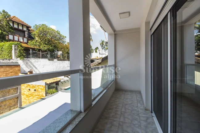 Imagem Casa a venda mobiliada e reformada - Alphaville 6 | 4 suítes - 4 vagas - 360m² AC - 360m² AT | R$2.990.000