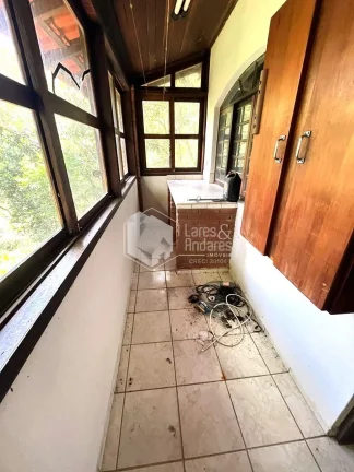 Imagem CASA À VENDA COM TERRENO DE 1500 M², POÇO ARTESIANO, 4 DORMS (2 SUITES), 3 SALAS, SENDO 1 COM LAREIRA, COZINHA COM ARMÁRIOS E DISPENSA, MAIRIPORÃ, SP.