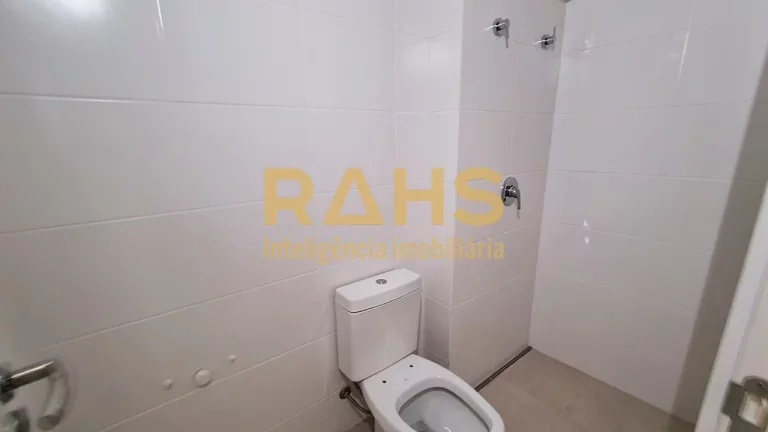 Imagem Amplo giardino no bairro América de Joinville! O Apartamento conta com 3 suítes, 2 salas, 5 banhei...