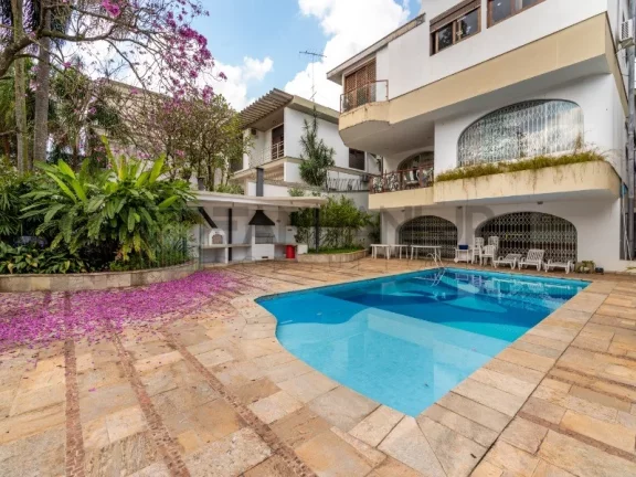 Imagem VENDO CASA CIDADE JARDIM - Próximo à Praça Alfredo Volpi. A casa possui 04 suítes sendo uma master e uma suíte com sala íntima, living para três am