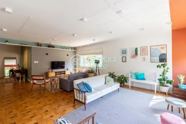 Imagem Apartamento de alto padrão com 291m², 5 dormitórios ( 1 suíte ) e 1 vaga na garagem. Hall privat...