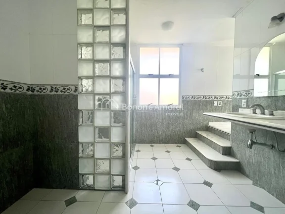 Imagem Linda casa de alto padrão, recém reformada! A residência possui living para vários ambientes, sa...