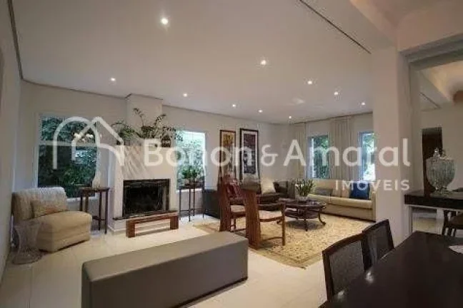 Imagem Belíssimo sobrado com 389 m² de área construída. A residência possui 4 suítes com vista voltad...