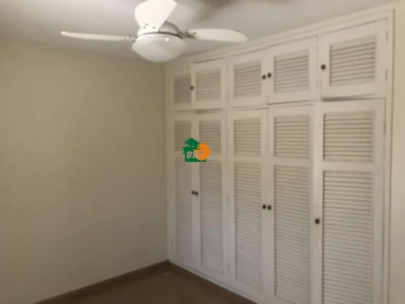 Imagem Casa para Venda em São Roque, Jardim Meny, 4 dormitórios, 1 suíte, 1 banheiro, 4 vagas