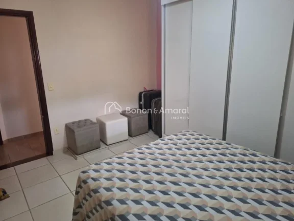 Imagem Belo sobrado em estilo colonial localizado em rua tranquila no Loteamento Caminhos de San Conrado. N...